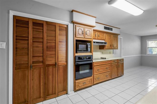 725 W Sale Road, Lake Charles, LA 70605