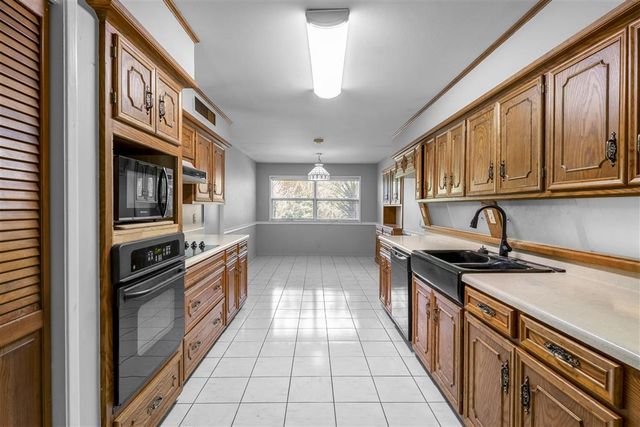 725 W Sale Road, Lake Charles, LA 70605