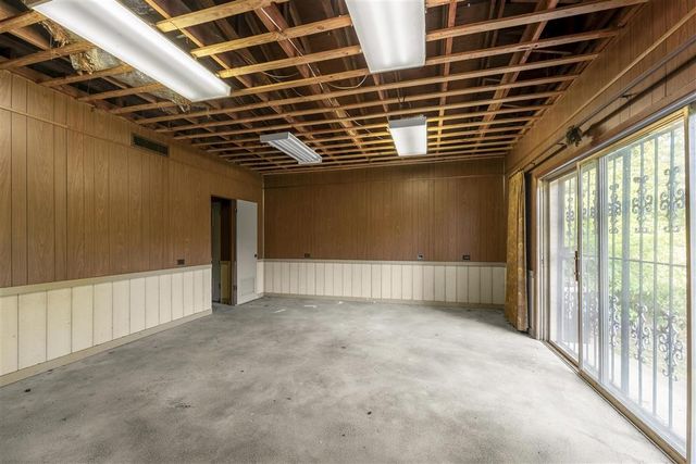 725 W Sale Road, Lake Charles, LA 70605