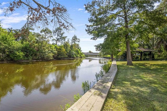 725 W Sale Road, Lake Charles, LA 70605