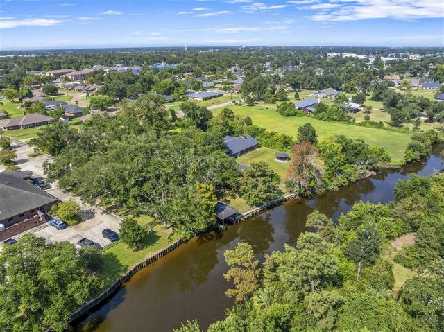 725 W Sale Road, Lake Charles, LA 70605