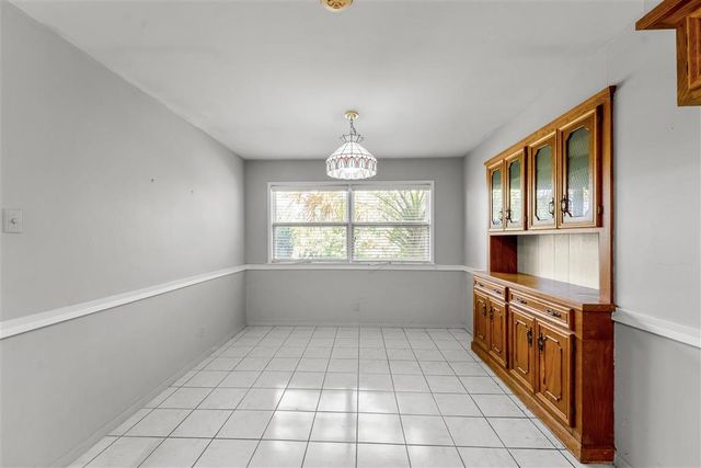 725 W Sale Road, Lake Charles, LA 70605