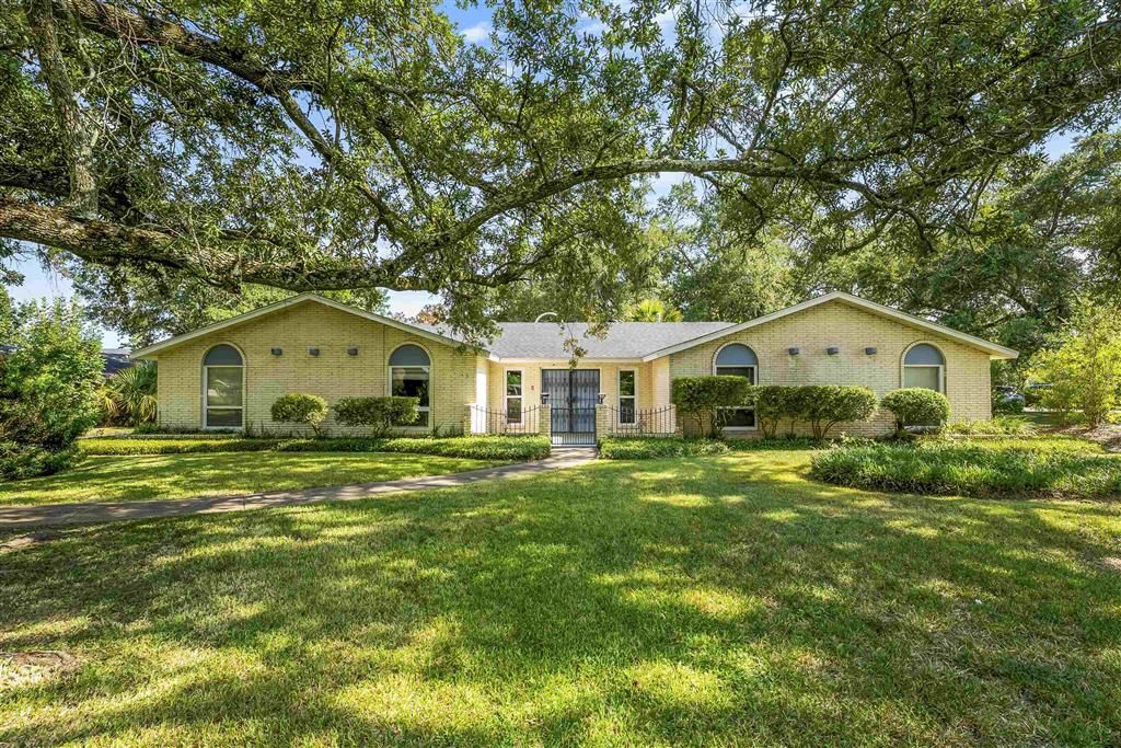 725 W Sale Road, Lake Charles, LA 70605