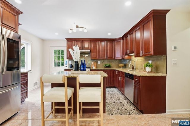 54 Haven Avenue, Bergenfield, NJ 07621