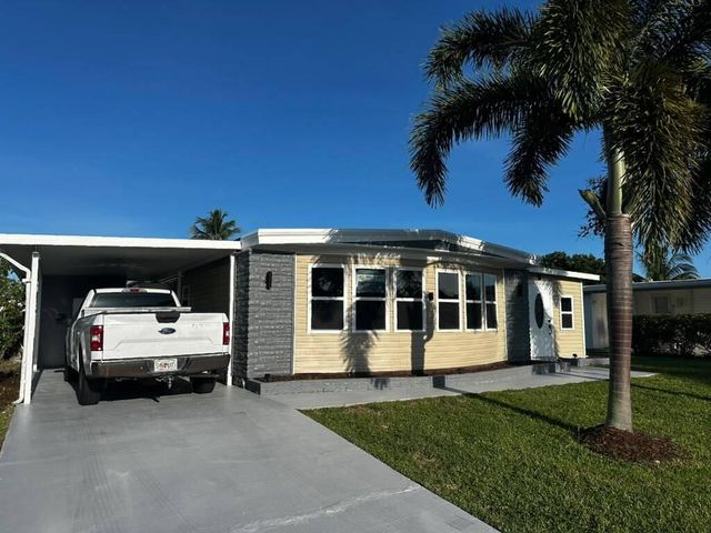 8572 Crown Drive, Boynton Beach, FL 33436