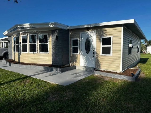 8572 Crown Drive, Boynton Beach, FL 33436