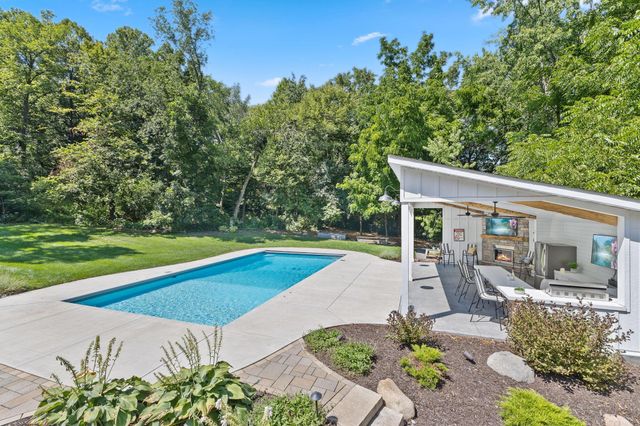 8100 Oakmere Road, Bloomington, MN 55438