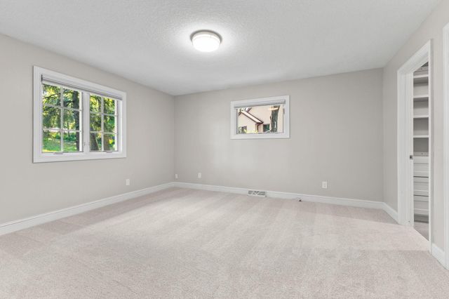 8100 Oakmere Road, Bloomington, MN 55438