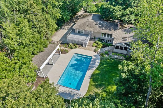 8100 Oakmere Road, Bloomington, MN 55438