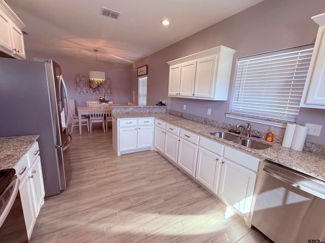 611 Dela Cruz Dr, Winnsboro, TX 75494