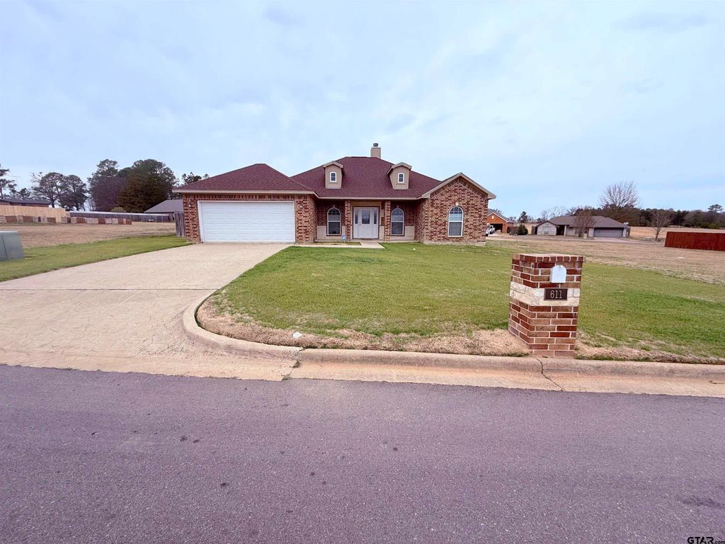 611 Dela Cruz Dr, Winnsboro, TX 75494