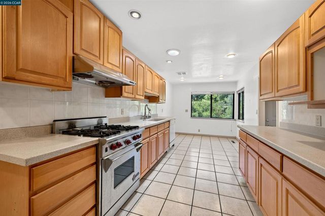 3 Shadow Creek Ln, Orinda, CA 94563