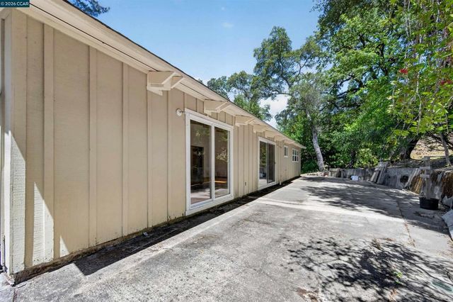 3 Shadow Creek Ln, Orinda, CA 94563
