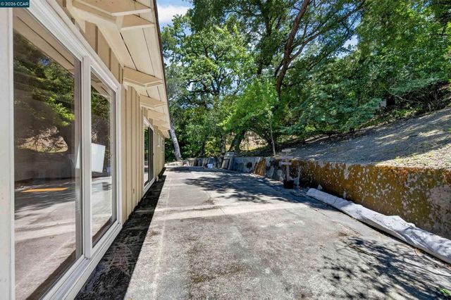 3 Shadow Creek Ln, Orinda, CA 94563