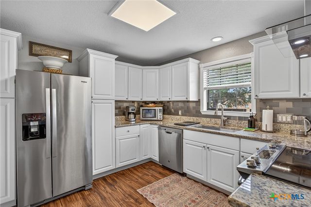 217 N Walnut Avenue, Luling, TX 78648