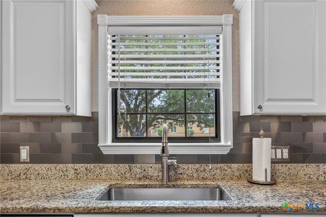 217 N Walnut Avenue, Luling, TX 78648