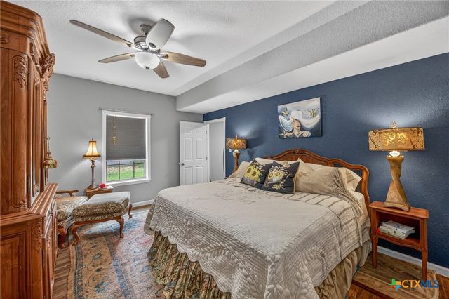 217 N Walnut Avenue, Luling, TX 78648