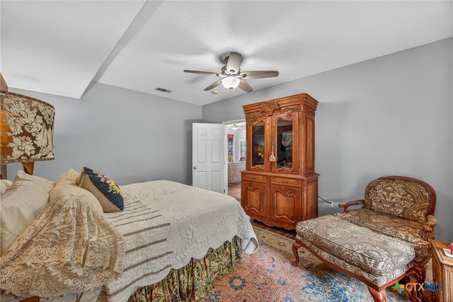 217 N Walnut Avenue, Luling, TX 78648