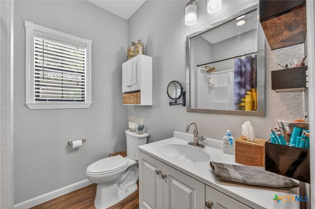 217 N Walnut Avenue, Luling, TX 78648