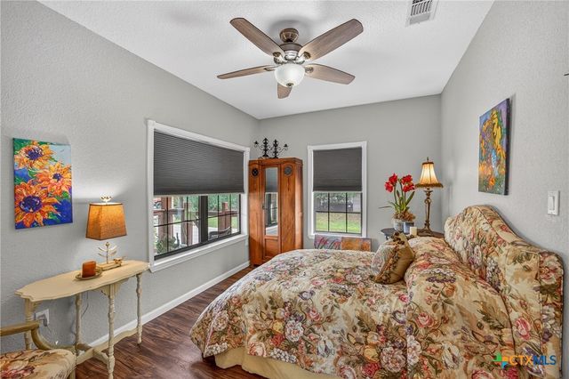 217 N Walnut Avenue, Luling, TX 78648