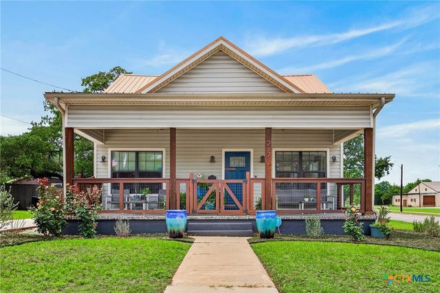 217 N Walnut Avenue, Luling, TX 78648