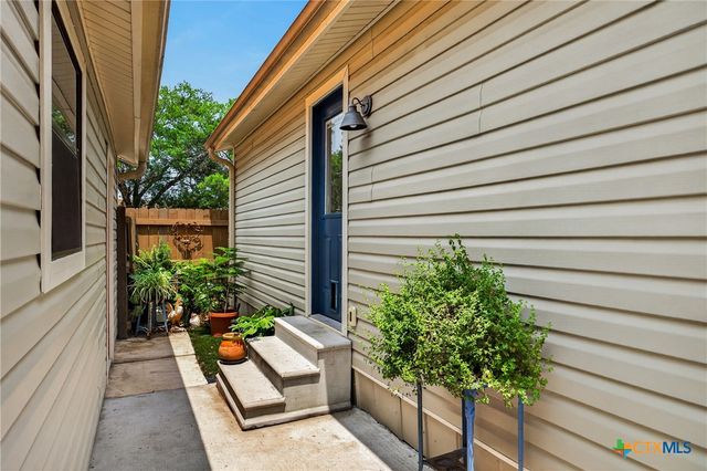 217 N Walnut Avenue, Luling, TX 78648