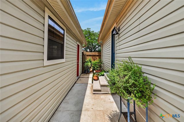217 N Walnut Avenue, Luling, TX 78648