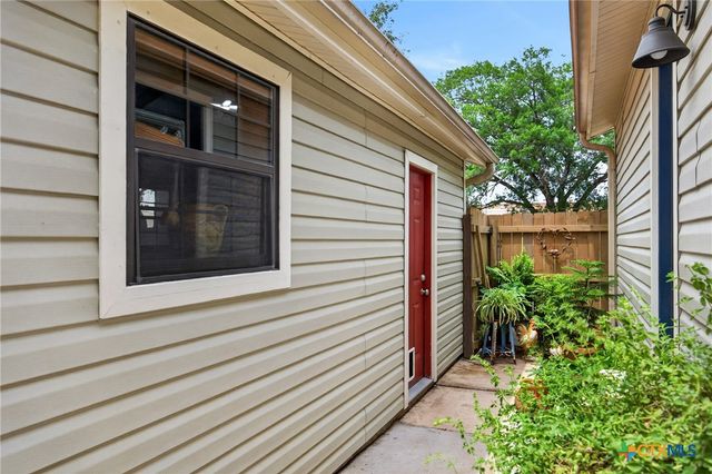 217 N Walnut Avenue, Luling, TX 78648