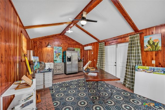 217 N Walnut Avenue, Luling, TX 78648