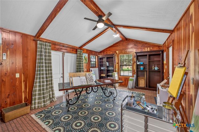 217 N Walnut Avenue, Luling, TX 78648