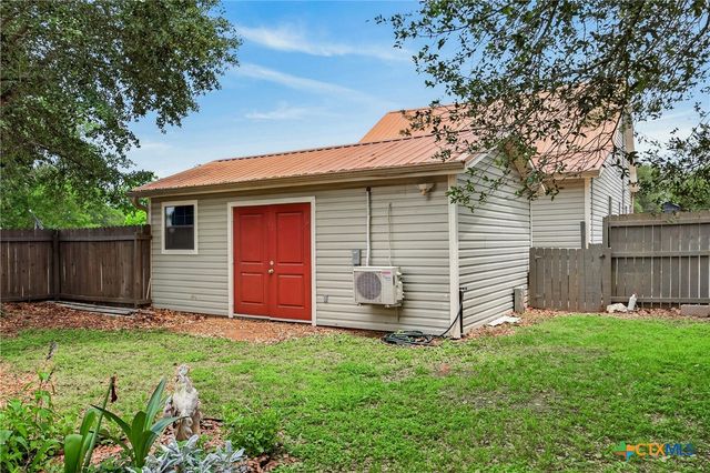 217 N Walnut Avenue, Luling, TX 78648