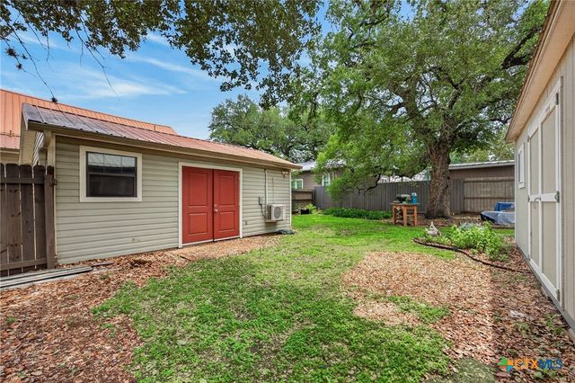 217 N Walnut Avenue, Luling, TX 78648