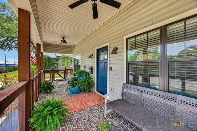 217 N Walnut Avenue, Luling, TX 78648