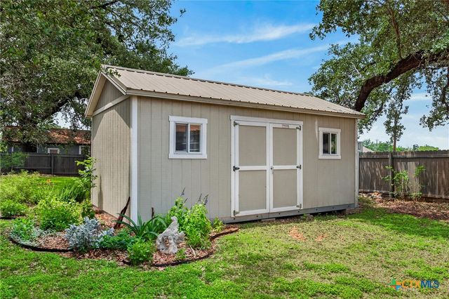 217 N Walnut Avenue, Luling, TX 78648