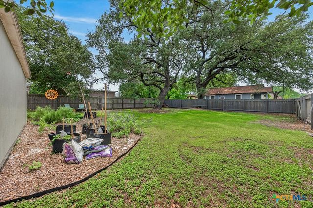 217 N Walnut Avenue, Luling, TX 78648