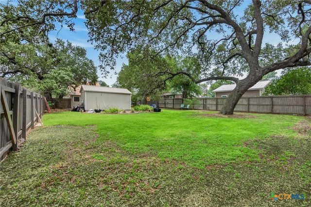217 N Walnut Avenue, Luling, TX 78648