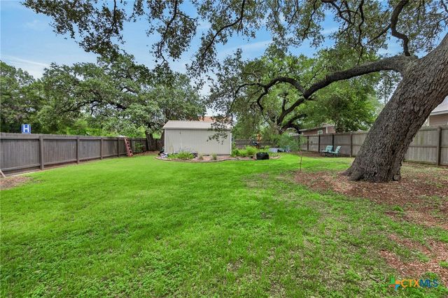 217 N Walnut Avenue, Luling, TX 78648
