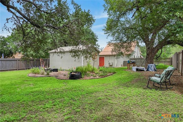 217 N Walnut Avenue, Luling, TX 78648