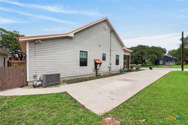 217 N Walnut Avenue, Luling, TX 78648