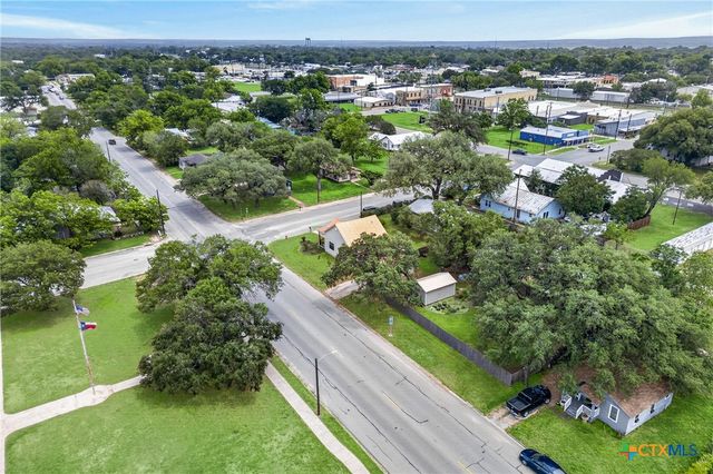 217 N Walnut Avenue, Luling, TX 78648