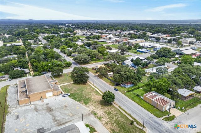 217 N Walnut Avenue, Luling, TX 78648