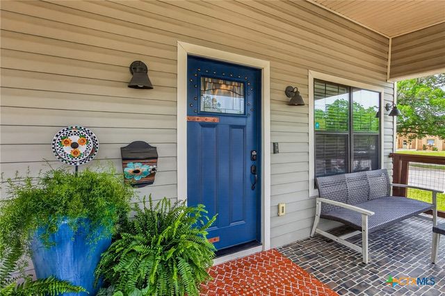 217 N Walnut Avenue, Luling, TX 78648