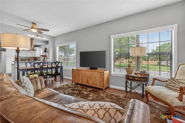 217 N Walnut Avenue, Luling, TX 78648