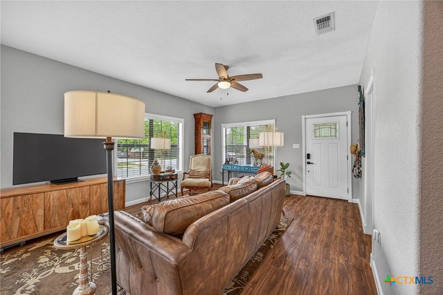 217 N Walnut Avenue, Luling, TX 78648
