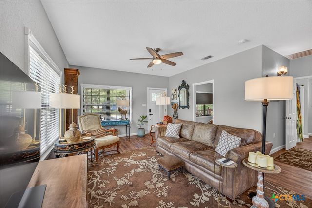 217 N Walnut Avenue, Luling, TX 78648