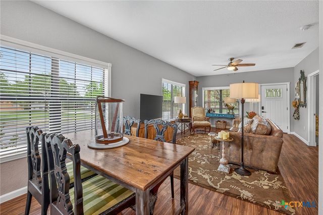 217 N Walnut Avenue, Luling, TX 78648