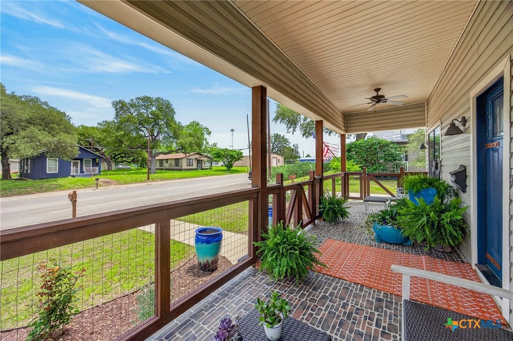 217 N Walnut Avenue, Luling, TX 78648