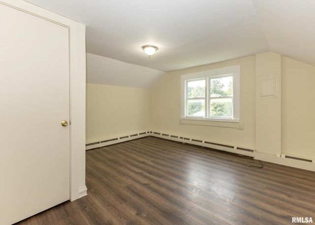 633 7TH Avenue S, Clinton, IA 52732