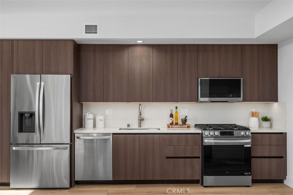 Image 7 of property listing at 150 S Oak Knoll 202, Pasadena, CA 91101