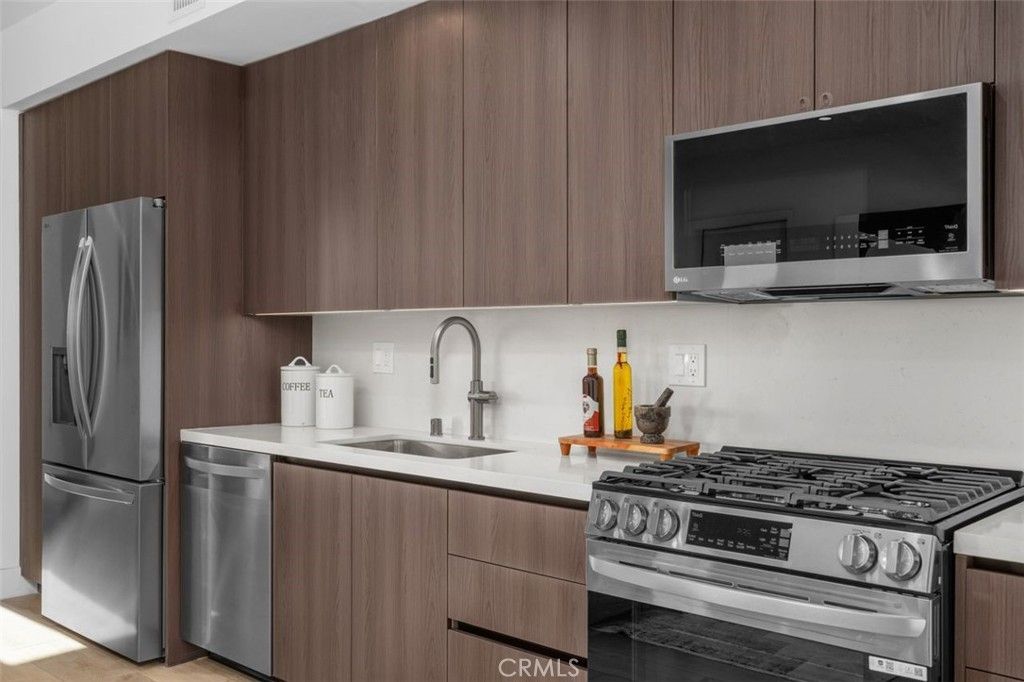Image 8 of property listing at 150 S Oak Knoll 202, Pasadena, CA 91101